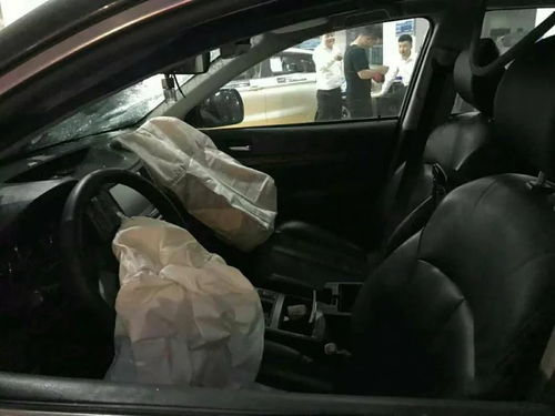 驚險！遵義一越野車失控沖上人行道，撞入汽車銷售店