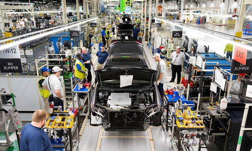 全球汽車市場面臨雙重挑戰 銷量下滑與芯片短缺